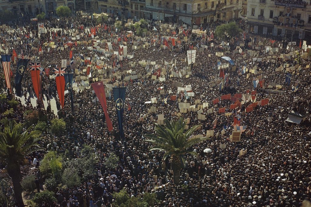 Η πλατεία Συντάγματος την ημέρα της εισόδου της Κυβέρνησης Γεωργίου Παπανδρέου, 18 Οκτωβρίου 1944, μετά το τέλος της Κατοχής. Στην υπόλοιπη Ευρώπη ο πόλεμος θα μαινόταν για ακόμα 7 μήνες.