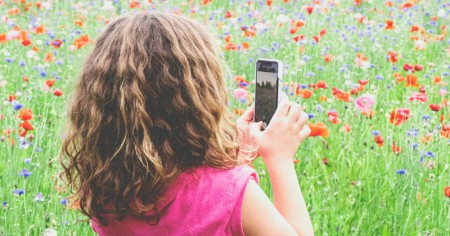 Τι πραγματικά σημαίνει το κόλλημα των παιδιών πίσω από τις οθόνες