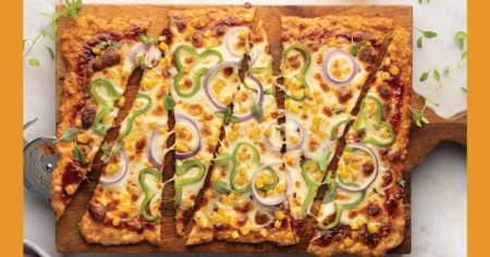 Εύκολη συνταγή για chicken BBQ pizza από τον Άκη Πετρετζίκη!