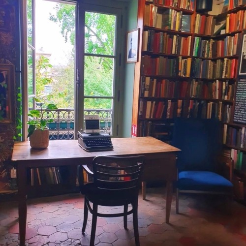 Ποιος θα ήθελε να ζει μέσα στο Shakespeare & Co στο Παρίσι;