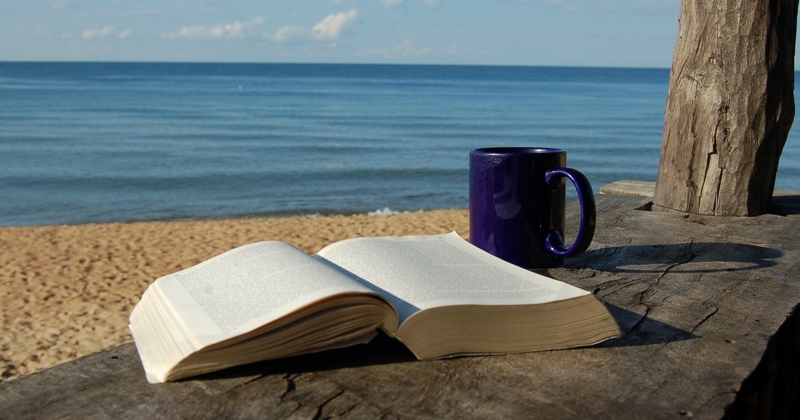 βιβλίο και θέα θάλασσα