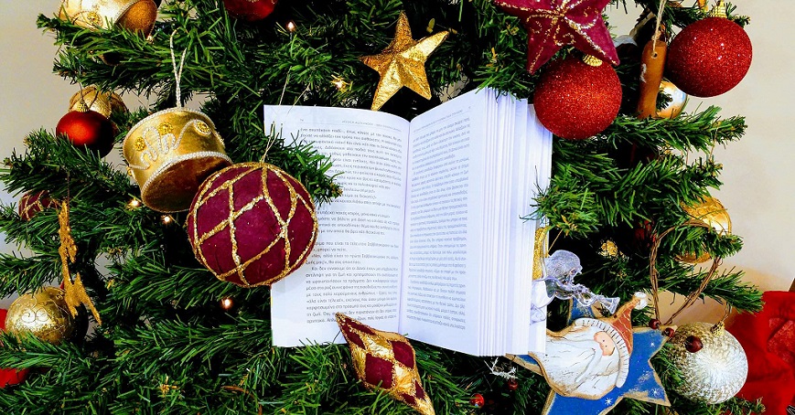 βιβλίο σε χριστουγεννιάτικο δέντρο