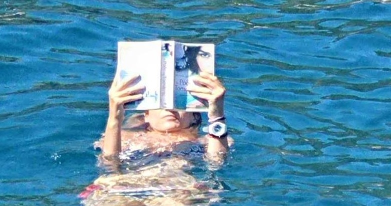 βιβλίο στη θάλασσα