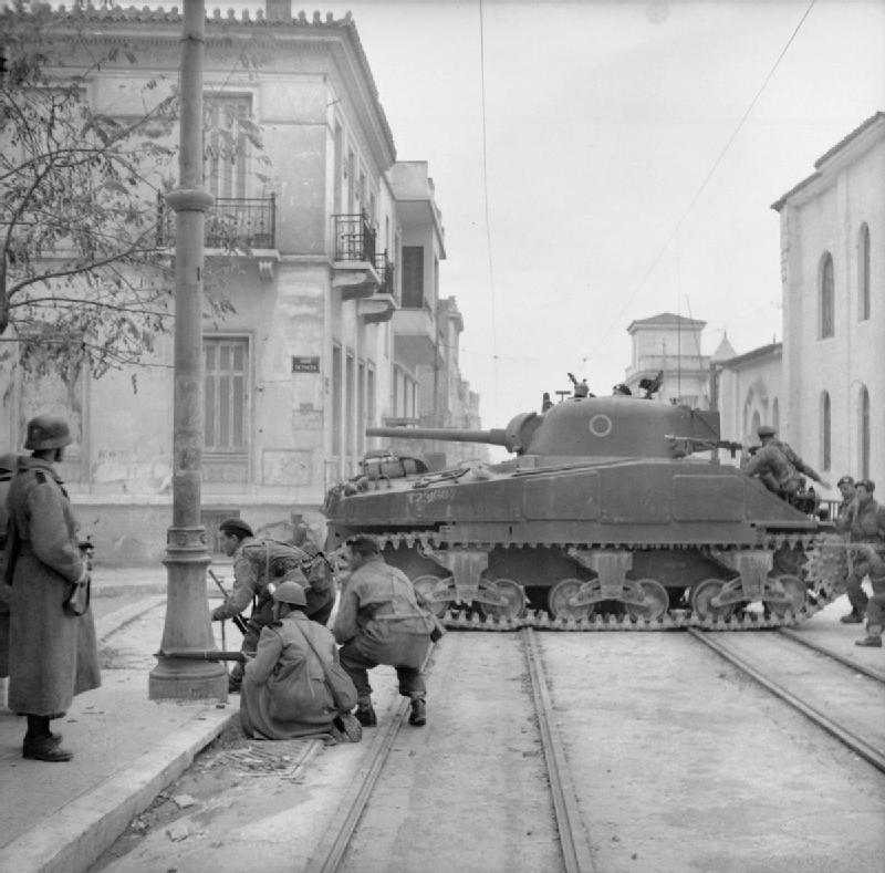 Δεκεμβριανά. Βρετανικό άρμα στους δρόμους της Αθήνας (συμβολή των οδών Πετμεζά και Δημητρακοπούλου.