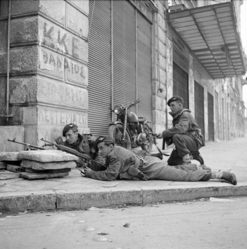 Βρετανοί στρατιώτες στο Σύνταγμα, κατά τη διάρκεια των Δεκεμβριανών. Η λήψη στην συμβολή της οδού Πανεπιστημίου με την οδό Κριεζώτου.